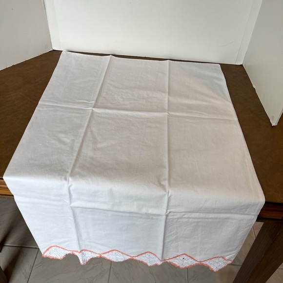 Vintage Set of Two Pillowcases Embellished with Hand-Crocheted Edge - Picture 4 of 9